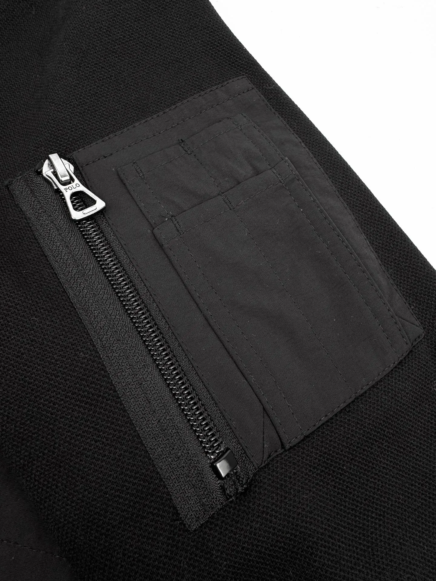 P490 Ralph Lauren Logo Baseball Collar Cotton Jacket. Customized cloud-like double-sided velvet. Excellent texture. Comfortable and close to the skin. Matte obsidian black on the front exudes an innate sense of luxury. Microvelvet touch on the reverse hides the temperature. The black layers appear on their own. The front groove is quilted with military-grade wiring to outline the three-dimensional skeleton. The exquisite pony logo embellishes the chest. Low-key and powerful. The left sleeve hidden pocket hides the edge. The collar chain linkage layered design is effortlessly advanced. The golden ratio of lightness and warmth, warm but not heavy, heavy but not stiff. Process 1: Using imported machine embroidery technology, using advanced computer control systems and precision mechanical components to achieve the iconic pony embroidery operation with high precision and smooth and delicate lines. Process 2: Needle and shuttle splicing technology can make full use of the respective advantages of knitted fabrics and woven fabrics. By choosing the appropriate sewing process and stitches, the splicing parts can be ensured to be strong and beautiful. Process 3: Template machine bag opening. The preset template guides the position of opening the bag. The accuracy of shape and size ensures the quality of the bag opening. Accessories: Customized 1:1 Ralph Lauren snap button. Customized 1:1 Ralph Lauren zipper. Customized 1:1 Ralph Lauren trademark. Version: Loose version. Size: S M L XL. Style number: 25369.